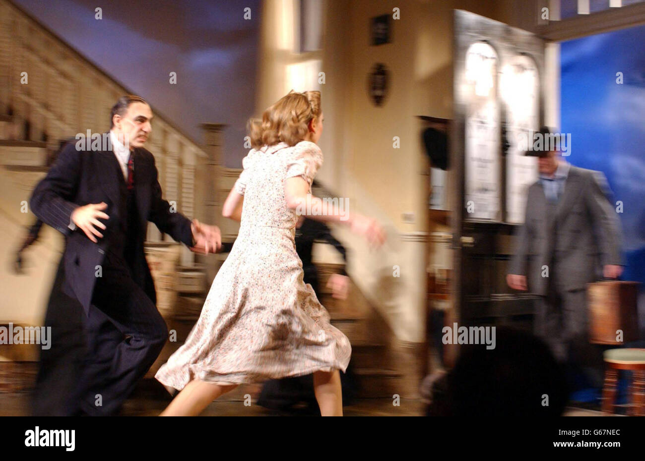 Les acteurs du G-D Michael Richards, Hattie Morahan et Stephen Tompkinson sur scène lors des répétitions pour Arsenic et Old Lace au Strand Theatre, à l'ouest de Londres. Banque D'Images