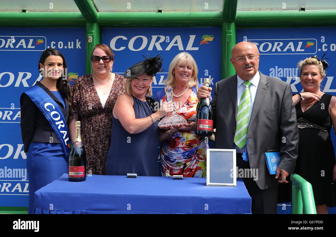 Courses hippiques - Coral-Eclipse Day - Sandown Park.Connexions du Beach Club fêtez la victoire du Malcolm Palmer Memorial handicap Banque D'Images