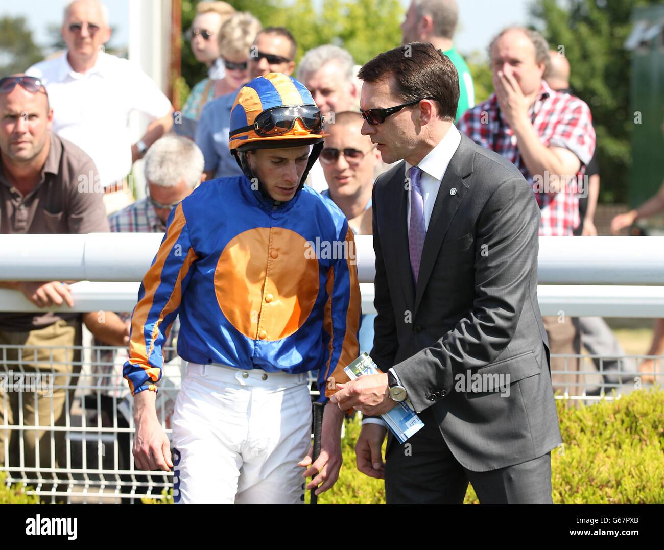 Aiden O'Brien (à droite) a un mot avec jockey Ryan Moore (à gauche) avant l'éclipse de corail Banque D'Images