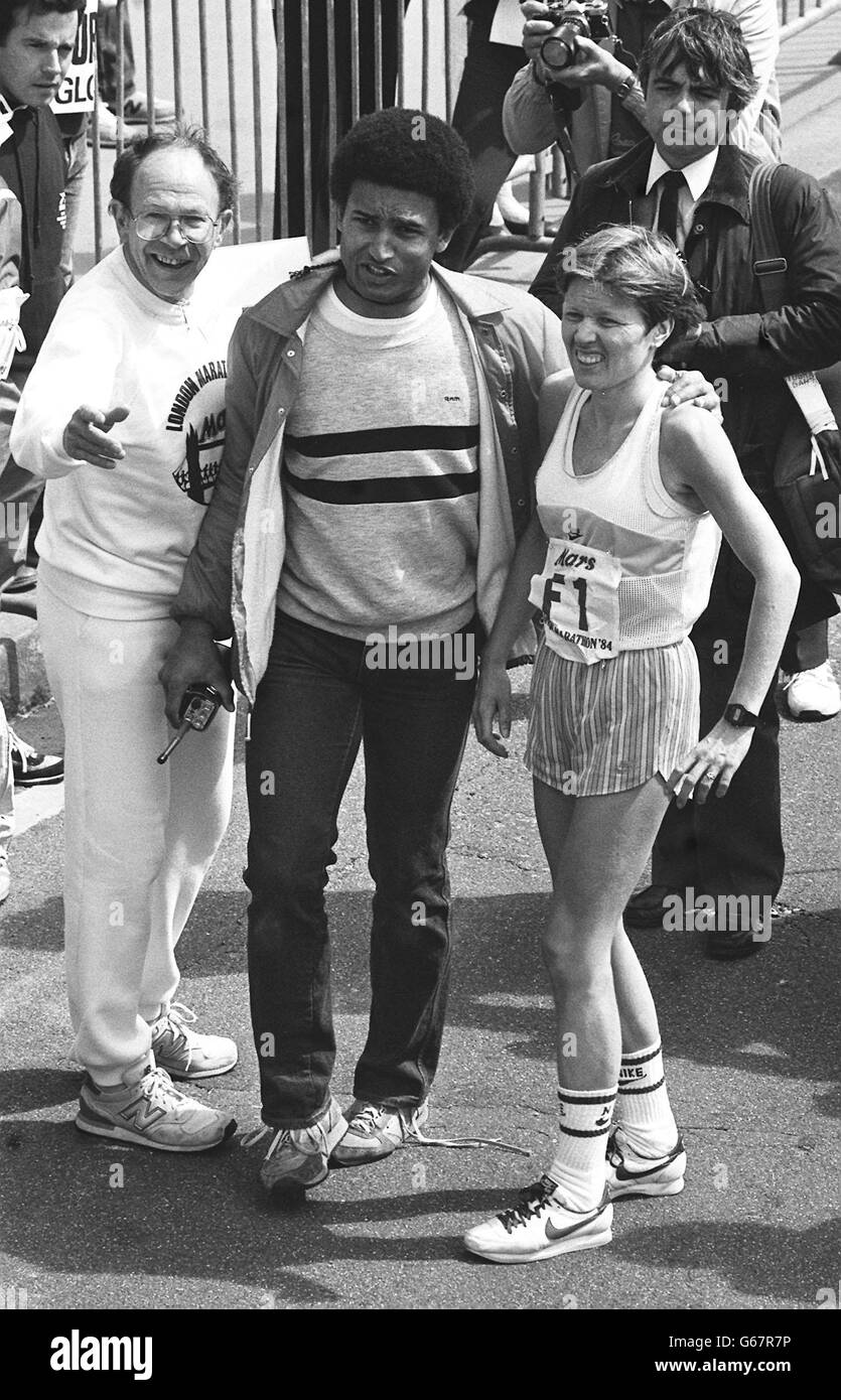 Ingrid Kristiansen (à droite) de Norvège sur le pont de Westminster après avoir remporté la section féminine du marathon de Londres en deux heures, 24 minutes, 26 secondes. Chris Brasher (à gauche) est le directeur de course. *...le directeur de course Chris Brasher (à gauche) avec Ingrid Kristiansen (à droite) de Norvège, vainqueur de la section femme du Marathon de Londres. Chris Brasher CBE, co-fondateur du London Marathon, est décédé ce matin, le vendredi 28 février 2003, à l'âge de 74 ans. Banque D'Images