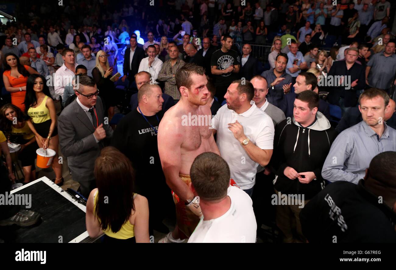 David Price part du ring abattu après sa défaite à Tony Thompson lors de l'affrontement Heavyweight à l'Echo Arena, Liverpool. Banque D'Images