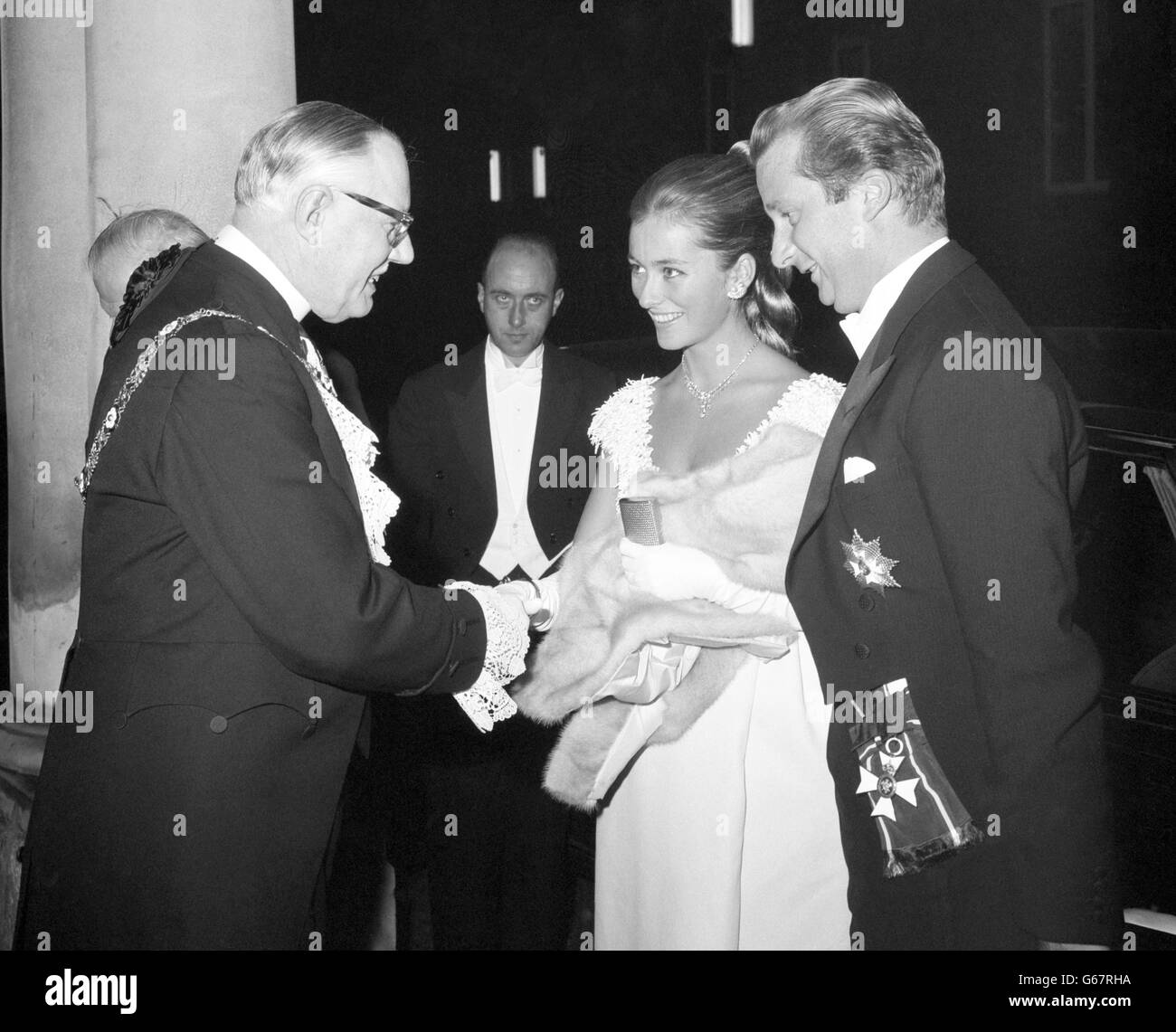 La princesse Paola et son mari le prince Albert de Liège sont accueillis par Sir Lionel Denny, Lord Mayor de Londres, à leur arrivée au Mansion House. Ils assistaient au banquet du 75e anniversaire de la Chambre de commerce belge en Grande-Bretagne. Banque D'Images
