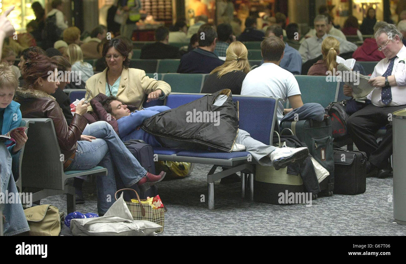 Les passagers attendent leurs vols au terminal 1 de l'aéroport Heathrow de Londres, le jour où de nouveaux chiffres ont montré que les passagers voyageant à destination et en provenance des aéroports britanniques ont été confrontés aux pires retards en Europe l'année dernière.* en 2002, les avions utilisant l'espace aérien du Royaume-Uni représentaient 37 % des retards de vol en Europe - la plus grande part en Europe, et en hausse par rapport à la part totale de 14 % en 2001, les chiffres ont montré. Banque D'Images