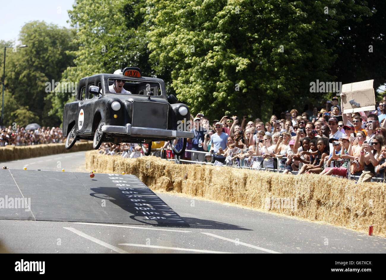 . L'équipe ambitieuse mais débacillante, l'un des 70 véhicules à gravité participant à la course Red Bull Soapbox au Palais Alexandra de Londres Banque D'Images