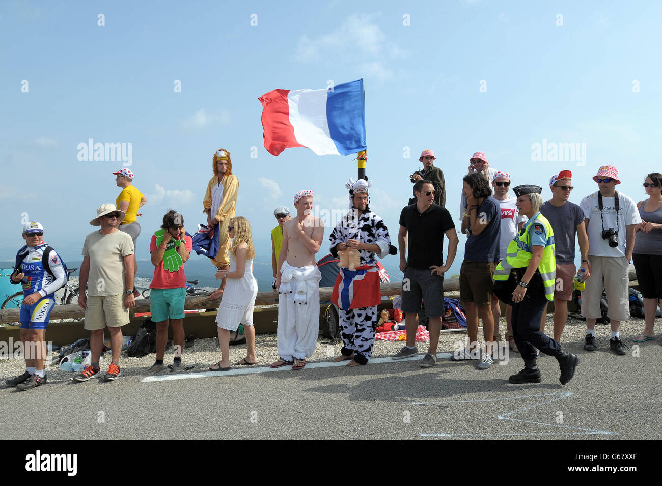 Fans de cyclisme devant la scène quinze du Tour de France 2013 au sommet du Mont Ventoux dans les Alpes. Banque D'Images