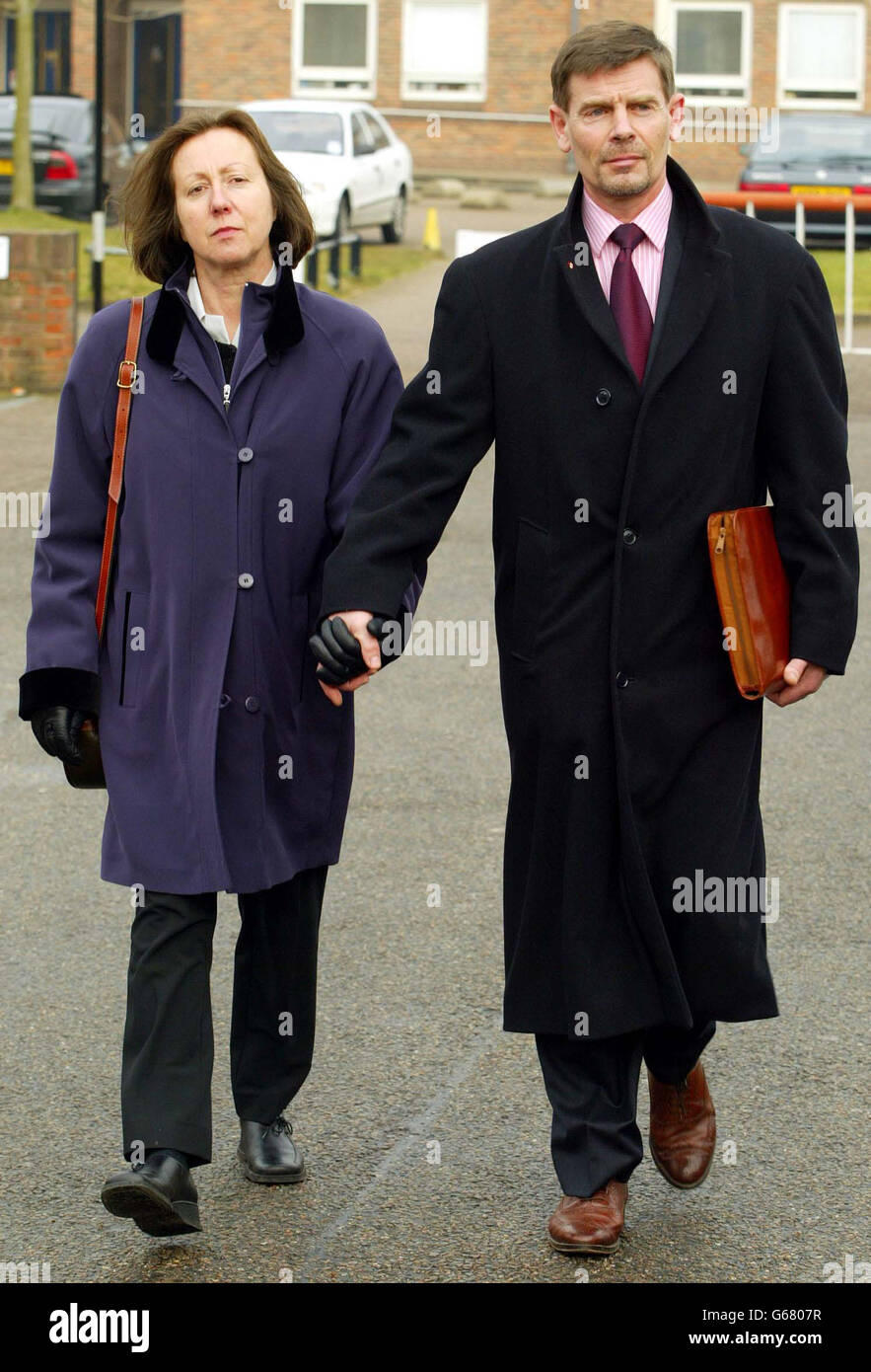 John et Lynda Williams à l'extérieur de la cour de comté de Norwich. Un couple d'âge moyen emprisonné à la suite d'un différend avec son voisin sur la réduction d'une couverture de jardin pourrait être envoyé à nouveau en prison pour avoir soi-disant permis à ses chiens de se déplacer à côté. Malcolm et Marlene Girling, de Witton, dans le Norfolk, ont été impliqués dans une querelle de longue date avec le Dr John Williams et son épouse Lynda. M. Girling, 59 ans, et sa femme de 55 ans ont été emprisonnés pendant 28 jours l'année dernière après avoir enfreint une ordonnance du tribunal les empêchant de couper la couverture entre leurs deux propriétés. Le tribunal de comté de Norwich a été informé aujourd'hui de la Williams' Banque D'Images