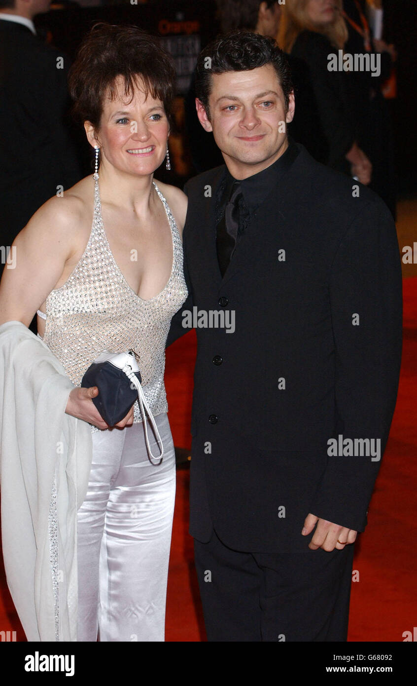 L'acteur Andy Serkis et son épouse, l'actrice Lorraine Ashbourne, arrivent pour les Orange British Academy film Awards (BAFTA), à l'Odeon de Leicester Square, Londres. Banque D'Images