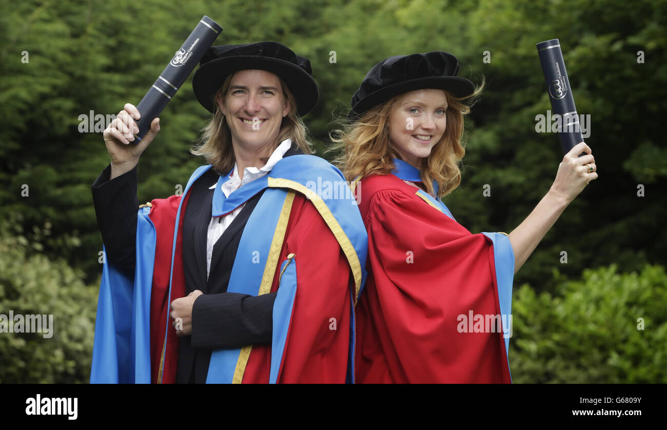 Lily Cole (à droite) et l'Olympienne Katherine Grainger (à gauche) reçoivent des diplômes honorifiques de l'Université Caledonian lors d'une séance photo au Clyde Auditorium de Glasgow, en Écosse. Banque D'Images