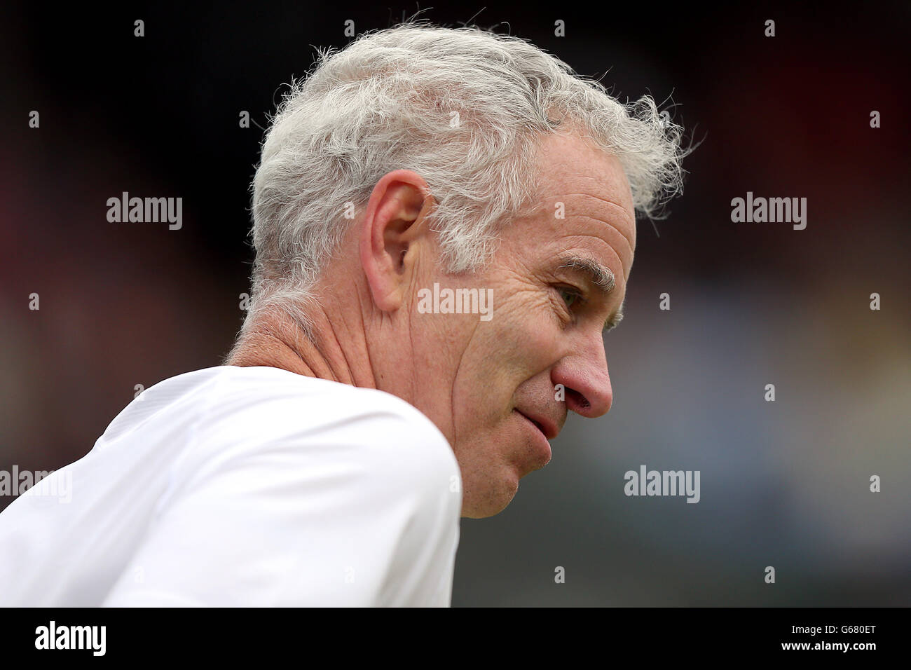 John McEnroe des États-Unis en action avec le partenaire Patrick McEnroe contre Paul McNamee et Peter McNamara de l'Australie lors du match des deux invités principaux de leurs messieurs Banque D'Images