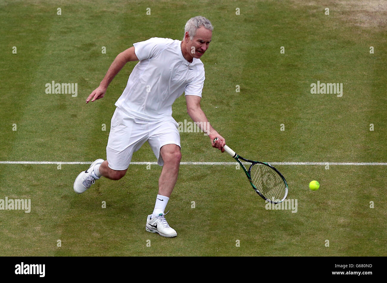 John McEnroe des États-Unis en action avec le partenaire Patrick McEnroe contre Paul McNamee et Peter McNamara de l'Australie lors du match de Double invitation senior de leurs messieurs au cours du huitième jour de Wimbledon tenu au All England Lawn tennis and Croquet Club Banque D'Images