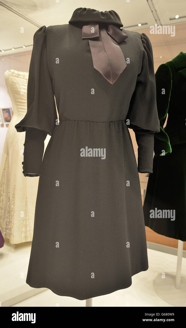 Une robe de journée portée par la princesse Margaret en 1979, à l'exposition Fashion Rules Royal Dress à Kensington Palace, qui ouvre demain dans le centre de Londres. PHOTO DE L'ASSOCIATION DE PRESSE. Date de la photo : mercredi 3 juillet 2013. Voir l'histoire des PA. La mode royale. Le crédit photo doit être lu : John Stillwell/PA Wire. Banque D'Images
