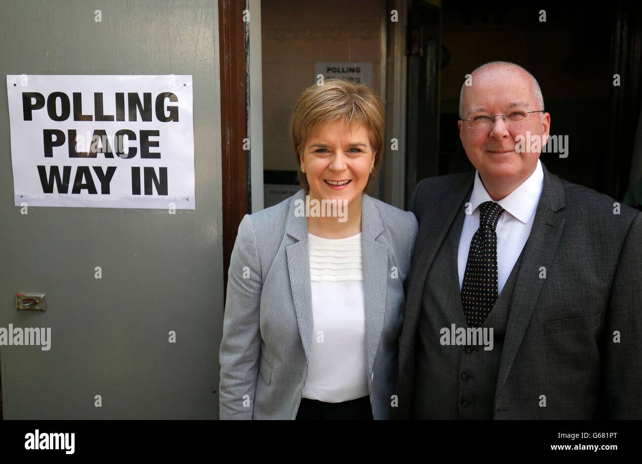 Premier ministre Nicola Sturgeon et avec son mari Peter Murrell arrivent à voter à Broomhoouse Salle communautaire, Glasgow, en tant que chef d'électeurs aux urnes à travers le Royaume-Uni dans un référendum historique sur la question de savoir si le Royaume-Uni devrait rester membre de l'Union européenne ou de congé. Banque D'Images