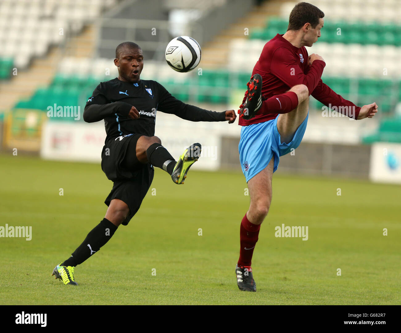 Alan McNally de Drogheda United et Tokelo Rantie de Malmo FF lors de l'UEFA Europa League, match de qualification du premier tour au stade de Tallaght, Dublin. Banque D'Images