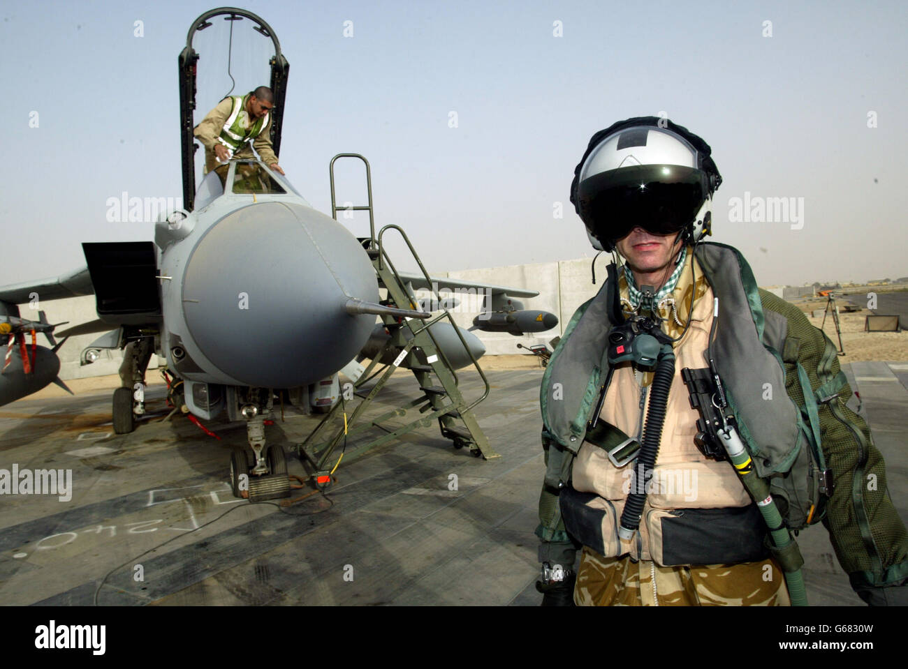 L'équipage de la Royal Air Force à une base aérienne pour British Tornado GR4 et GR4A dans le désert du Koweït, près de la frontière iraquienne. Banque D'Images