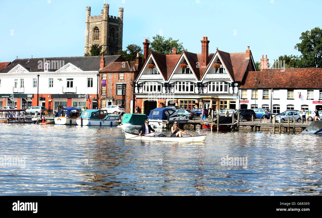 Les habitants de la région s'attbent sur la Tamise au cours du troisième jour de la régate royale de Henley, Henley-on-Thames. Banque D'Images