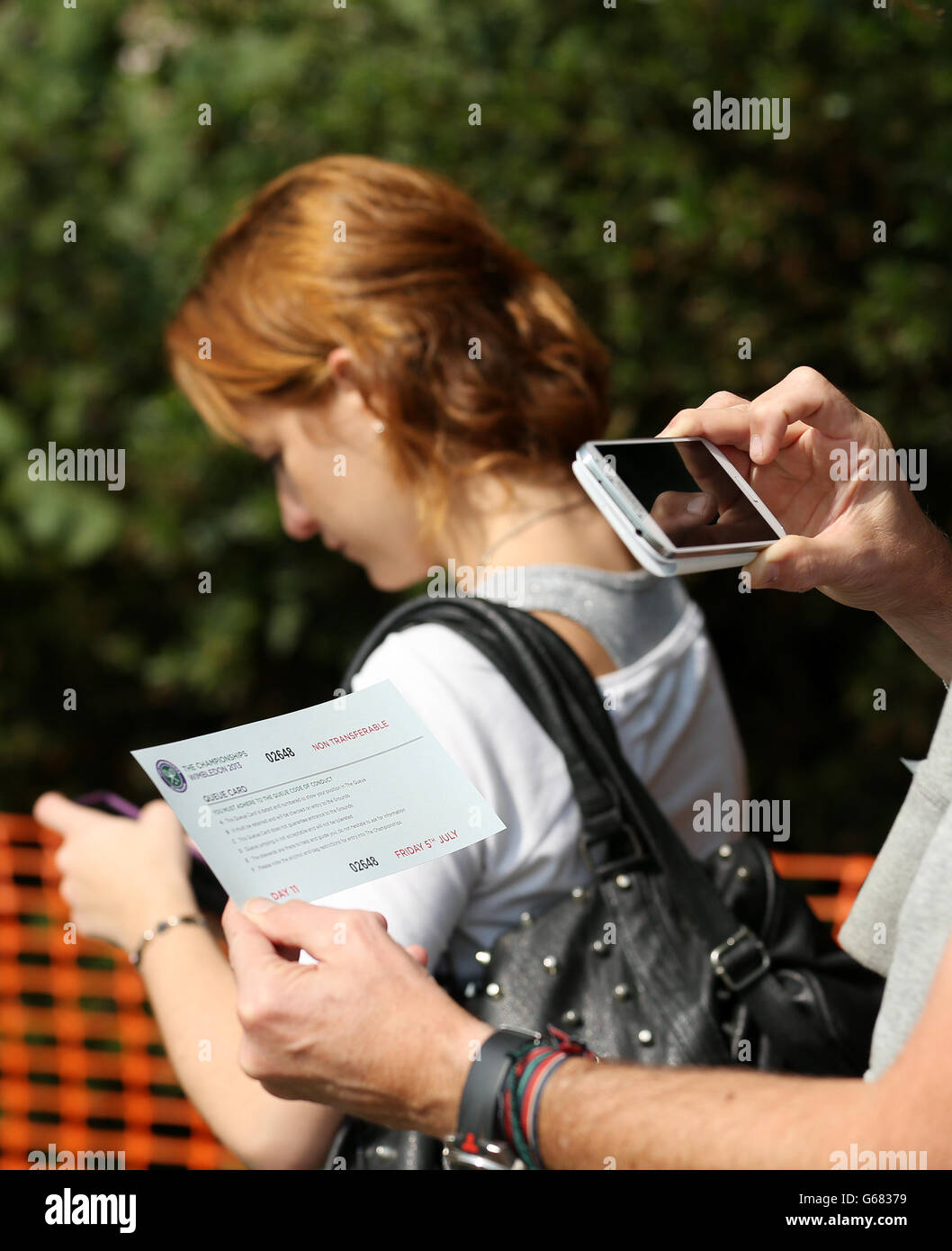 Les billets de file d'attente sont utilisés lorsque les fans arrivent à Wimbledon le 11 jour du tournoi au All England Lawn tennis and Croquet Club, Wimbledon.APPUYEZ SUR ASSOCIATION photo.Date de la photo : vendredi 5 juillet 2013.Voir PA Story TENNIS Wimbledon.Le crédit photo devrait se lire comme suit : John Walton/PA Wire.RESTRICTIONS : usage éditorial uniquement.Aucune utilisation commerciale.Pas d'émulation vidéo.Aucune utilisation avec les logos non officiels de tiers. Banque D'Images