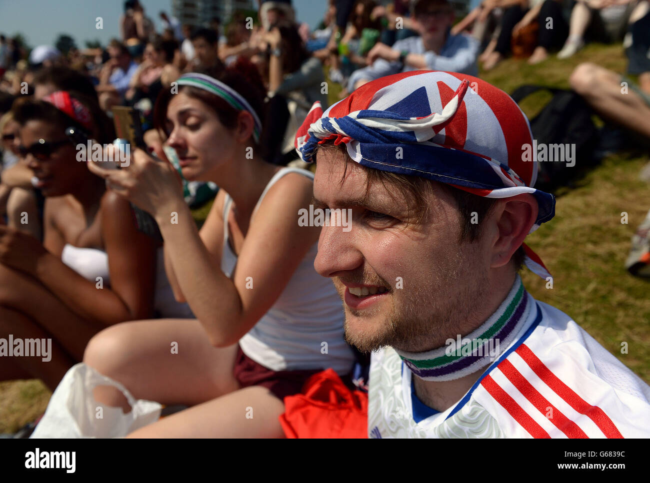 Les gens prennent leur place sur Murray Mount après l'ouverture des portes au début du onze jour des Championnats de Wimbledon au All England Lawn tennis and Croquet Club, Wimbledon. Banque D'Images