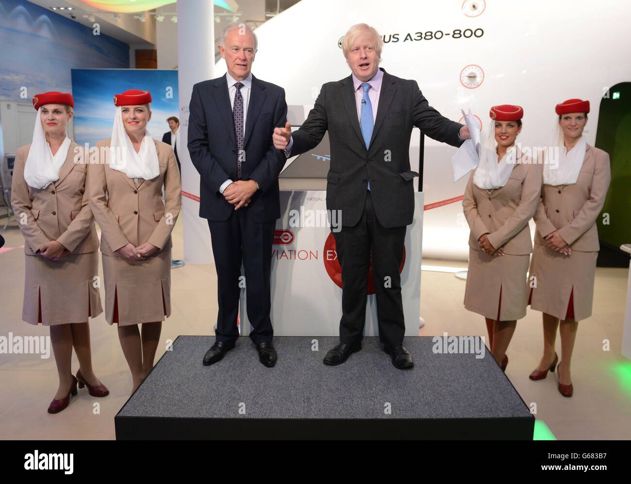 Boris Johnson, maire de Londres, et Tim Clark, président d'Emirates Airlines, à l'occasion du lancement de l'Emirates Aviation Experience à Greenwich aujourd'hui, où les visiteurs pourront s'asseoir aux commandes d'un simulateur de vol Airbus A380. Banque D'Images