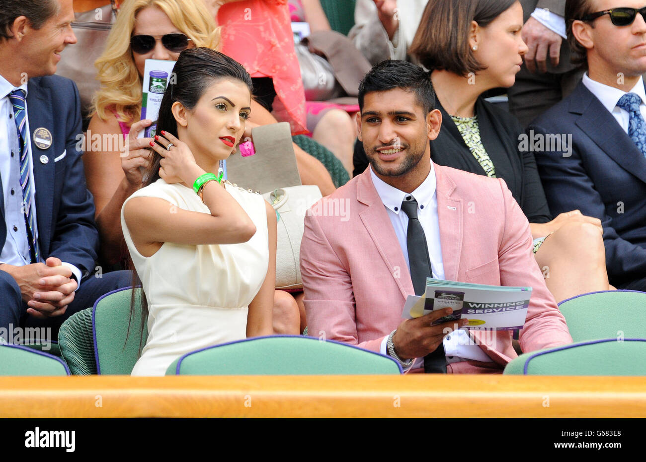 Amir et Faryal Khan dans la Royal Box sur le court du Centre au cours du onze jour des Championnats de Wimbledon au All England Lawn tennis and Croquet Club, Wimbledon. Banque D'Images