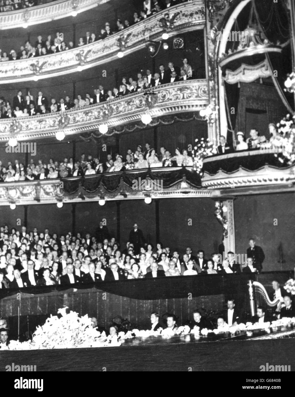 Le public lors d'une représentation de gala du Ballet royal au Théâtre royal de Copenhague. La Reine et le duc d'Édimbourg sont assis dans la boîte à droite avec leurs hôtes royaux, le roi Frederik et la reine Ingrid du Danemark. Banque D'Images
