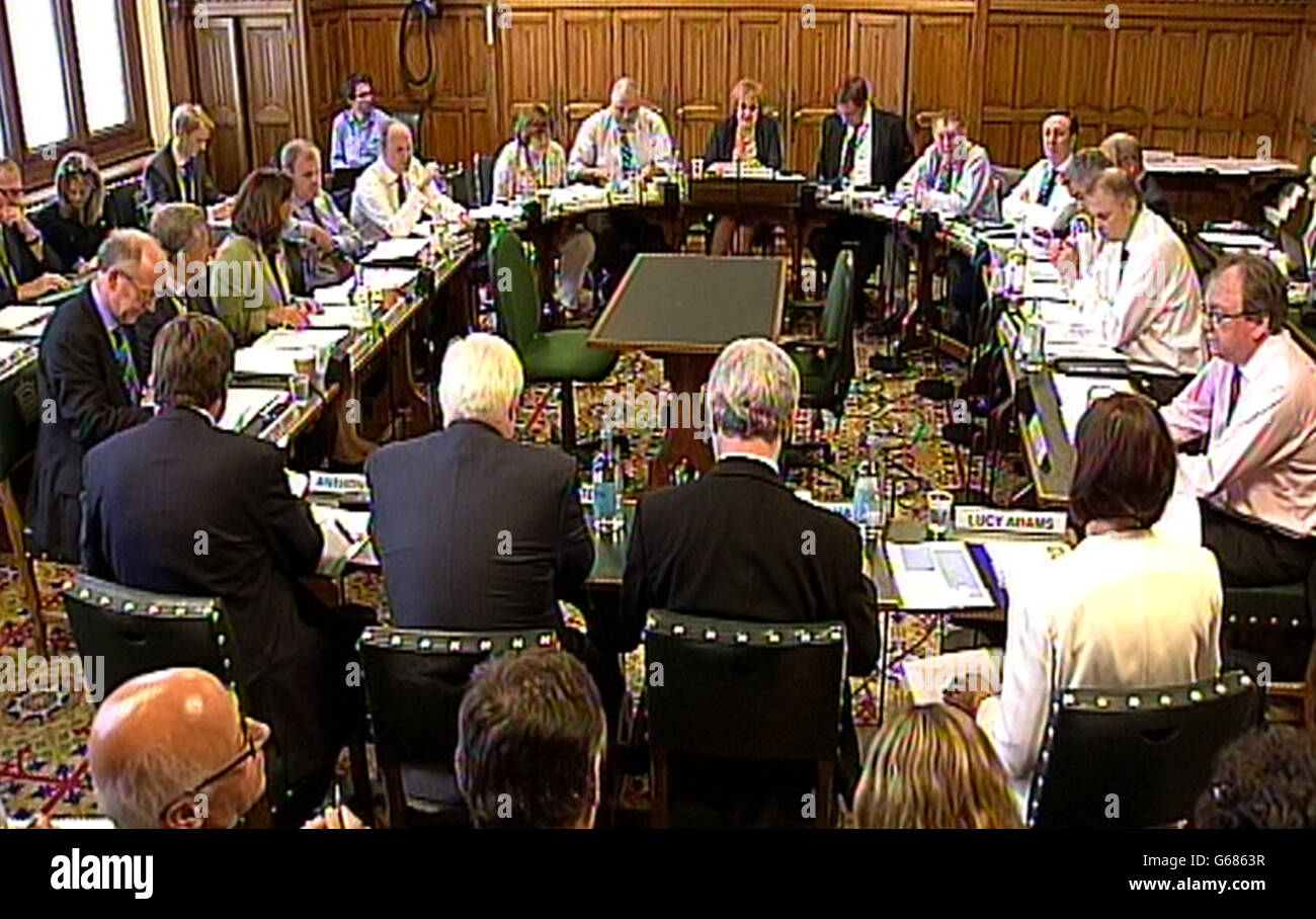 Lord Patten (2e à gauche à la caméra) comparaît devant un comité des comptes publics au sujet des rémunérations du personnel de la BBC. Banque D'Images