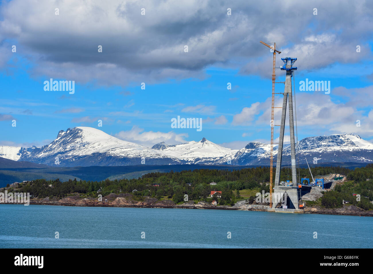 Pilier du nouveau pont en construction à Narvik ciel bleu avec des montagnes de neige Pont Hålogaland Hålogalandsbrua Banque D'Images