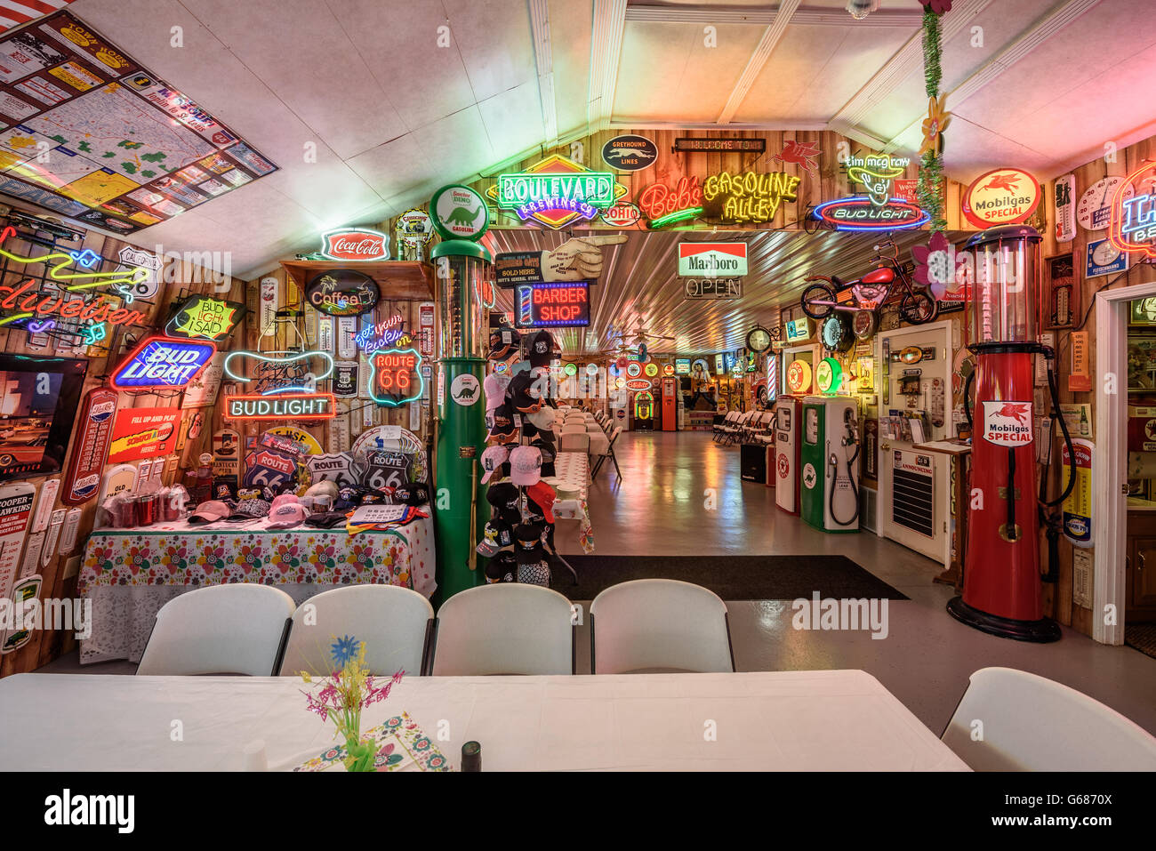 Intérieur de l\'essence de Bob allée sur l\'historique Route 66 au ... Intérieur de l\'essence de Bob allée sur l\'historique Route 66 au ...