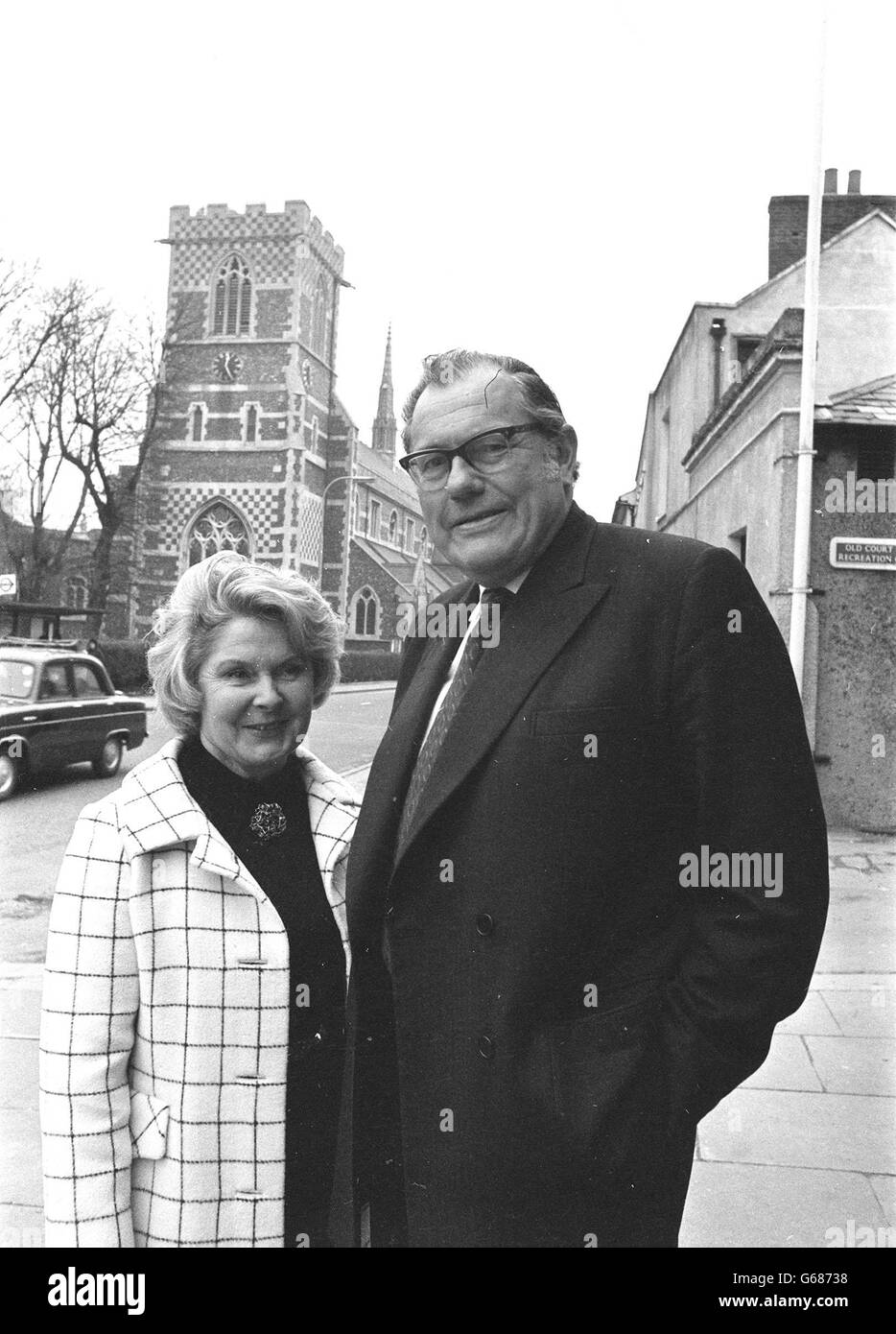 M. Reginald Maudling et son épouse Beryl, photographiés à l'extérieur des bureaux du conseil, Chipping Barnett, où M. Maudling a pris la parole lors de sa réunion d'adoption en tant que candidat conservateur. M. Maudling, ancien chancelier et ministre de l'intérieur, est député de Barnett depuis 25 ans. Banque D'Images