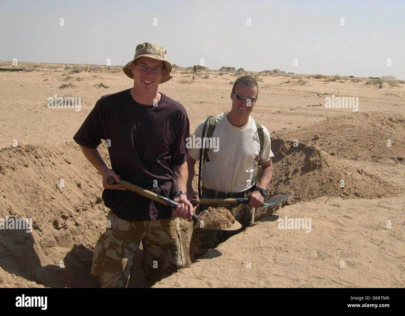 Le Sapper Mark Anderson, à gauche, et le Sapper Jon Powell, du 131 Independent Commando Squadron, Royal Engineers, préparent une tranchée dans le désert du nord du Koweït.Ils font partie des centaines de réservistes qui travaillent aux côtés des forces britanniques régulières. Banque D'Images