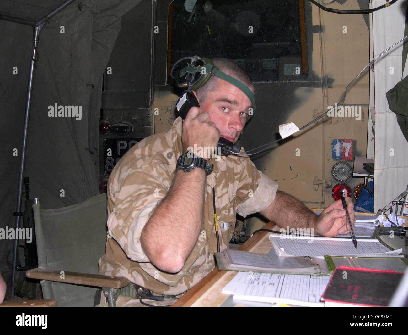 Le Sapper Jason Taylor, du 131 Independent Commando Squadron, Royal Engineers, travaille comme signaleur pour les forces britanniques dans le nord du Koweït. Banque D'Images