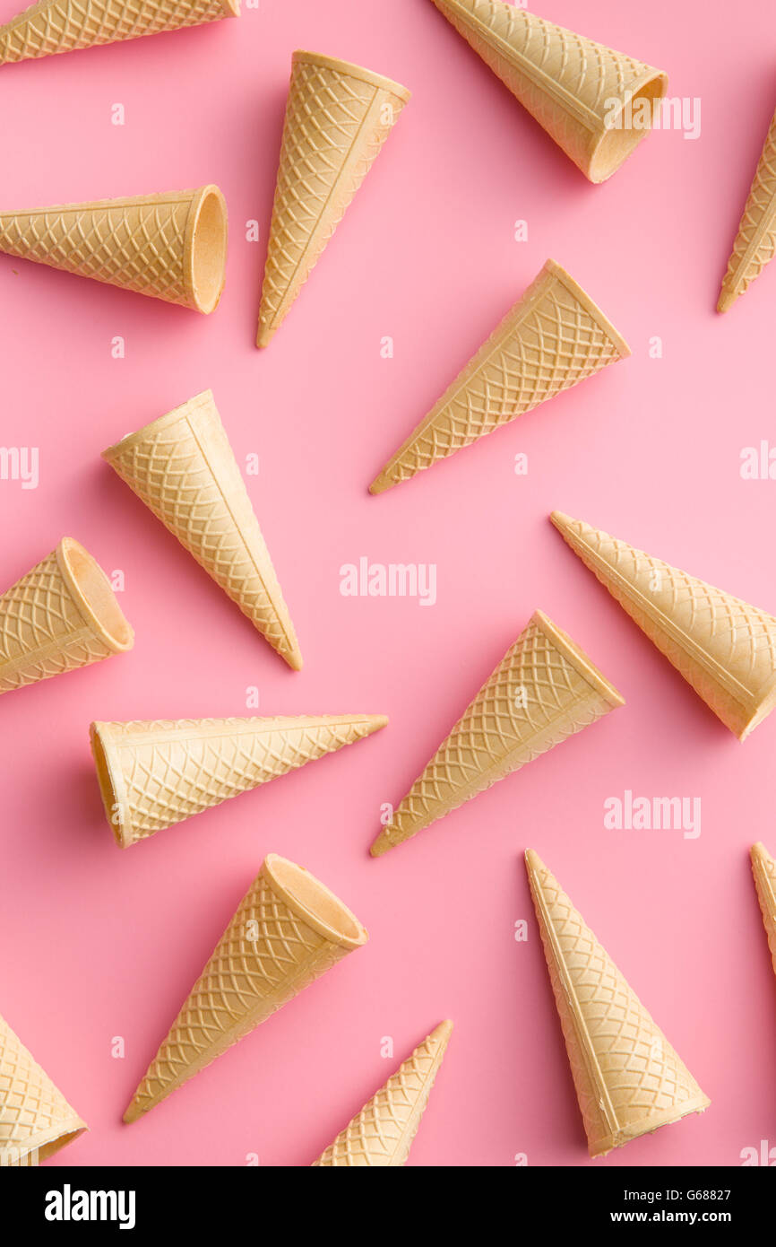 Cônes gaufrette sucrée sur fond rose. Banque D'Images