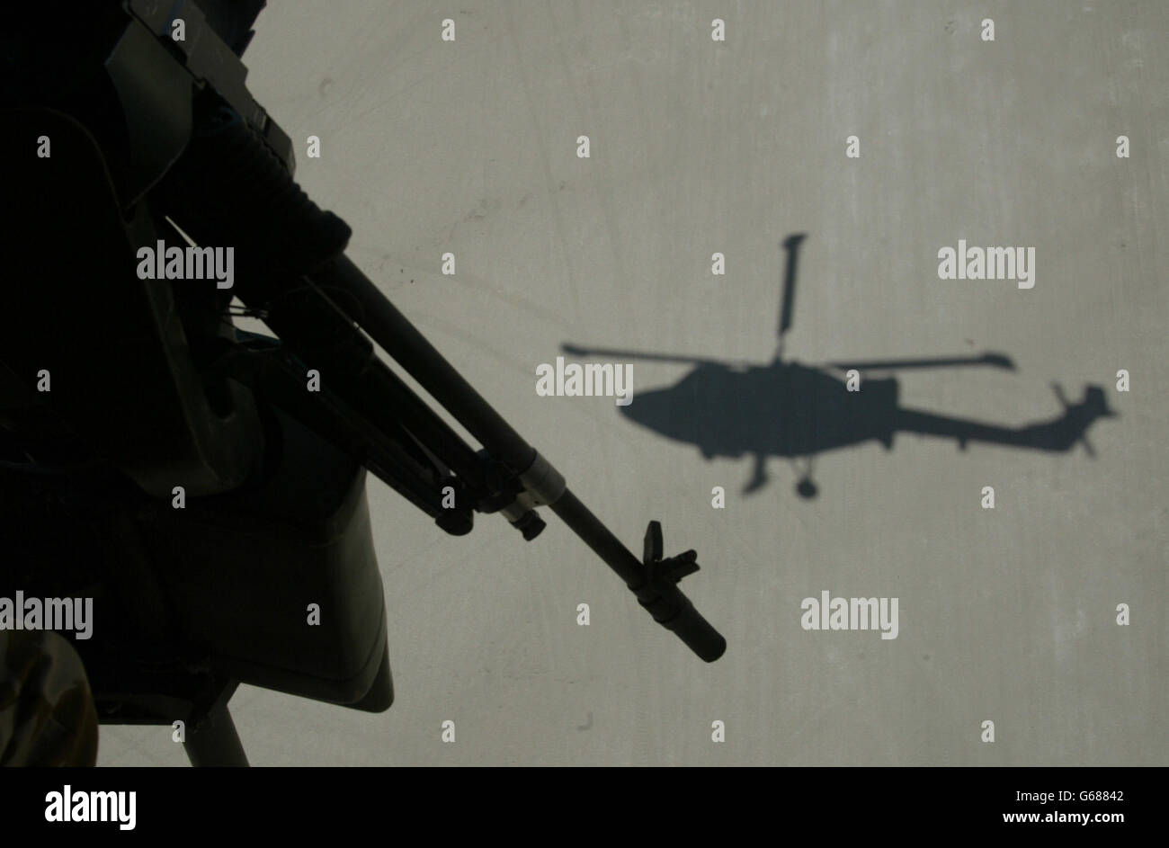 Corps d'assaut aérien du 3e Régiment, 16 Brigade d'assaut aérien, Camp Eagle, Koweït.Un hélicoptère Lynx du 653 Escadron vole au-dessus. Banque D'Images