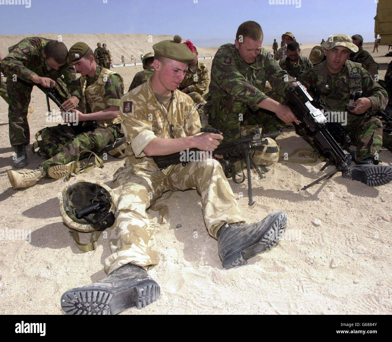 Le Soldat Stewart Adams, 21 ans, du 1er Bataillon d'infanterie légère assemble le dernier numéro DE MIMINI-MITRAILLEUSE automatique, distribué à l'armée britannique. * l'arme a été délivrée aux troupes sur la frontière entre le Koweït et l'Iraq à partir du 1er Bataillon d'infanterie légère (2e groupement tactique du Royal Tank Regiment) après avoir subi des tests rigoureux par des experts en balistique. Banque D'Images