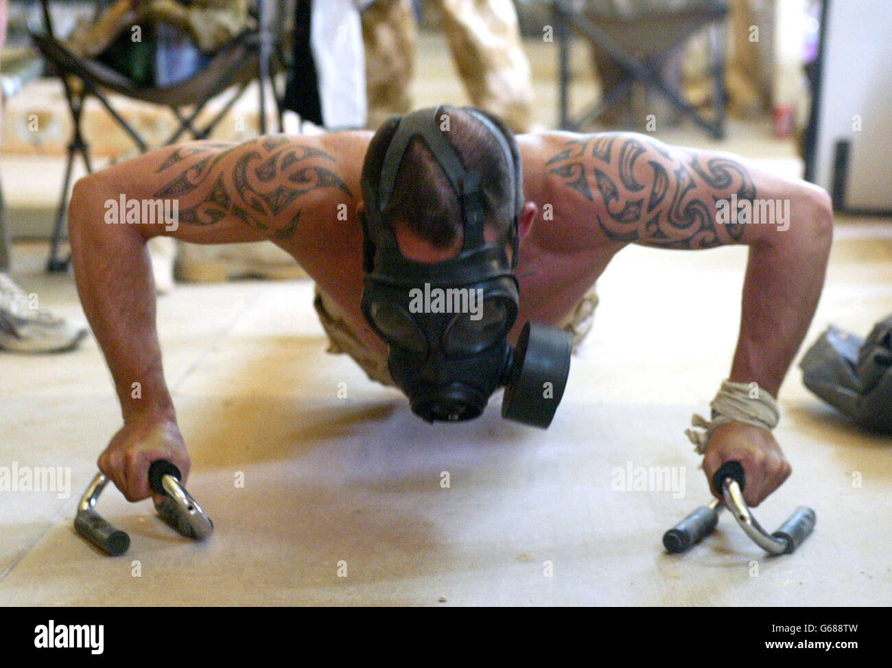 Des exercices NBC se font à Camp Eagle, au Koweït, avec des membres du corps d'assaut aérien du 3e Régiment, la Brigade d'assaut aérien, portant des masques à gaz. Banque D'Images