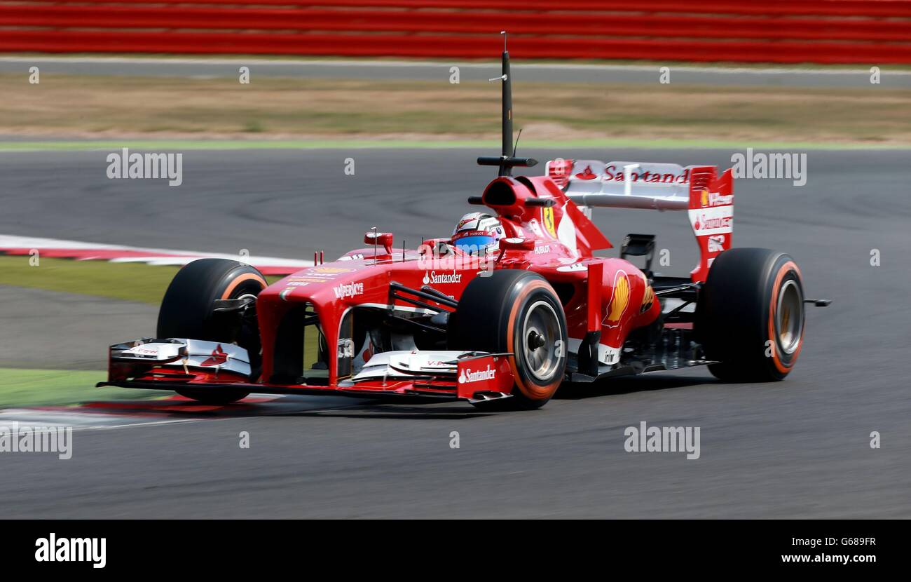 Davide Rigon dans la Ferrari au cours de la deuxième journée des essais du jeune pilote de Formule 1 à Silverstone, Northampton. Banque D'Images