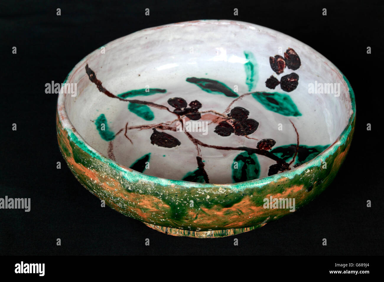Pot en céramique émaillée poterie bol avec design grapevine Banque D'Images