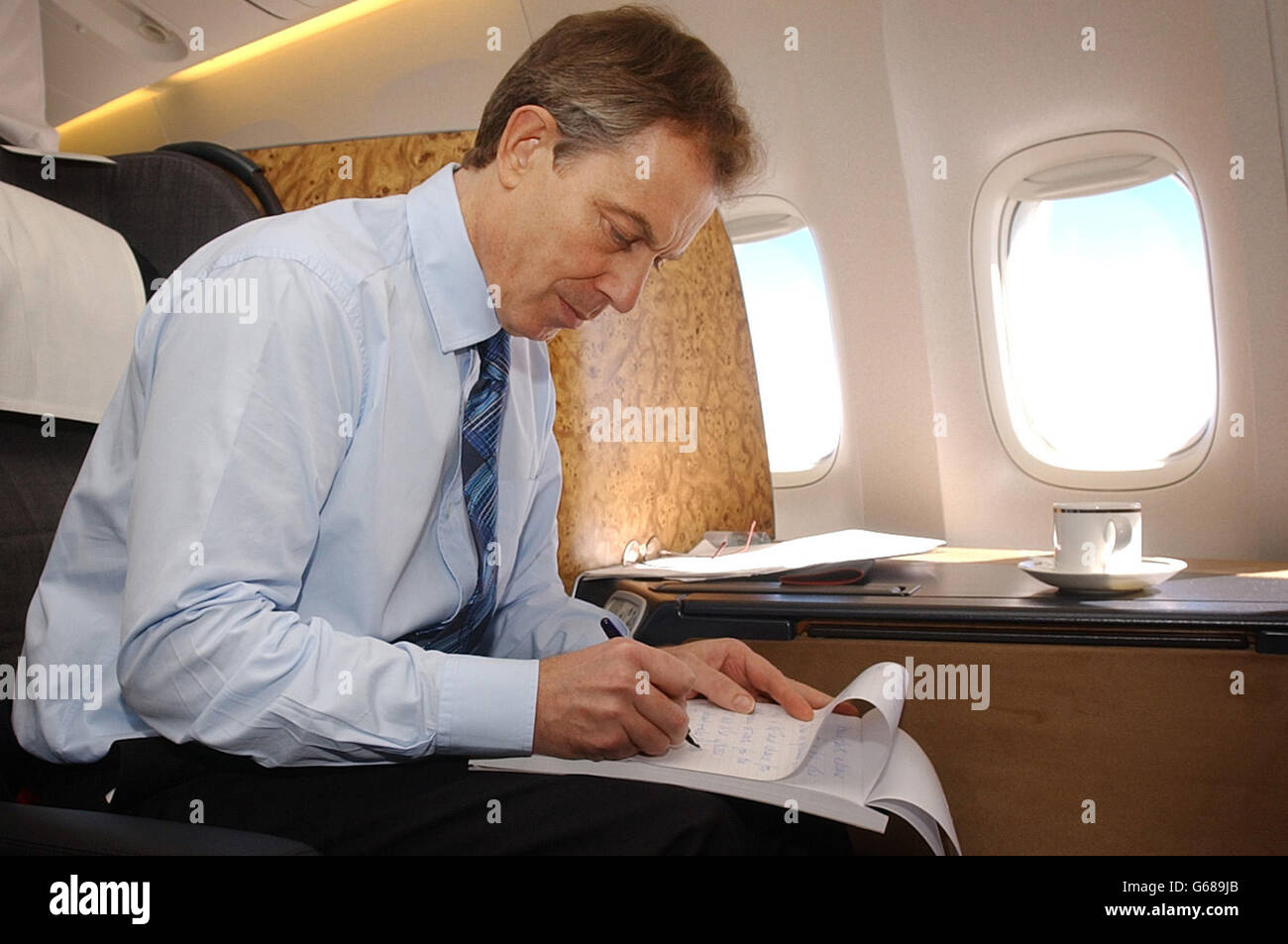 Le Premier ministre britannique Tony Blair étudie des documents en route vers les Açores, où il va discuter avec le président américain George Bush et le Premier ministre espagnol Jose Maria Aznar pour une dernière mise de dés diplomatiques sur l'Irak. Banque D'Images