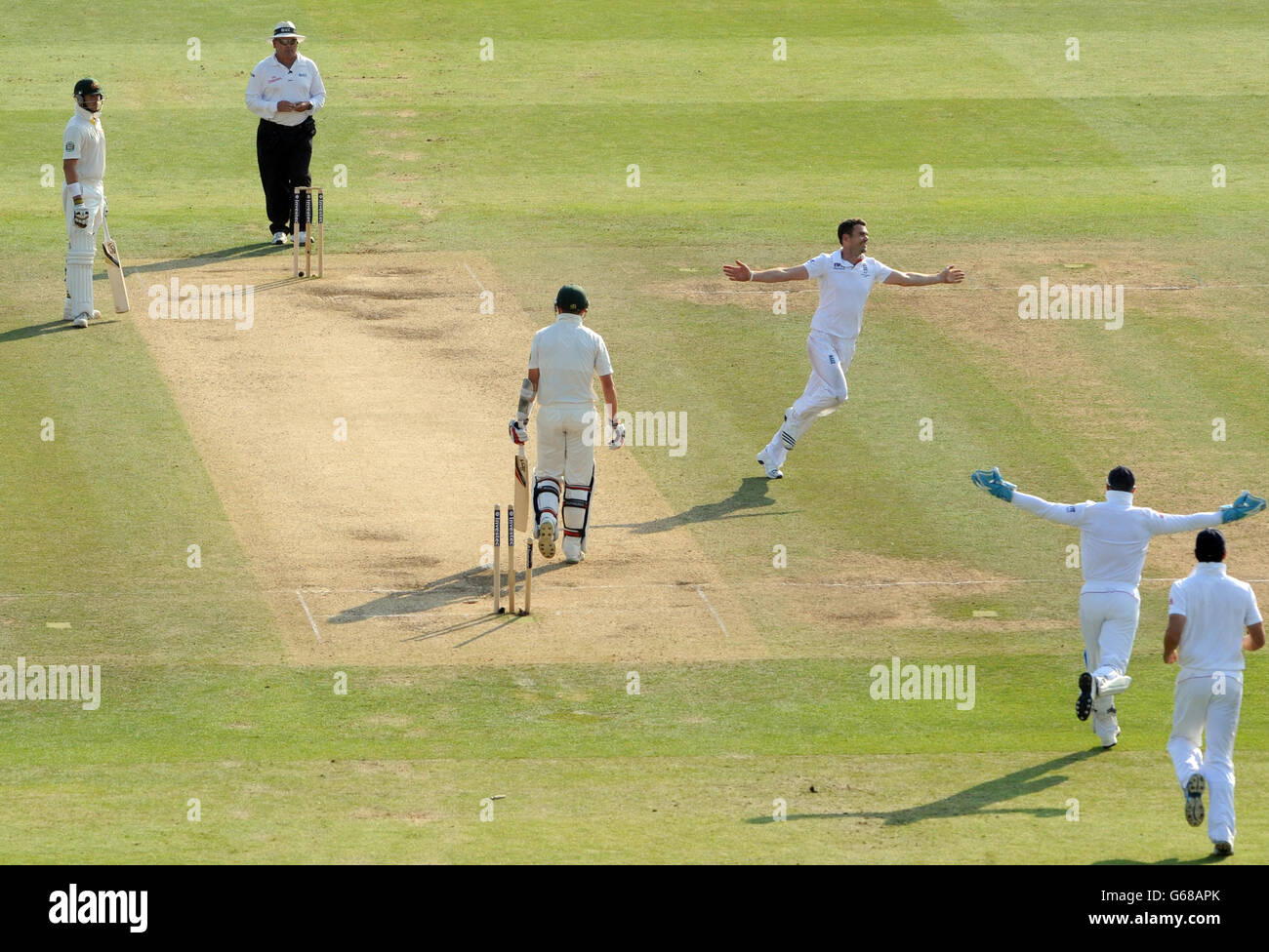 James Anderson, en Angleterre, célèbre le cricket de Peter Siddle, en Australie, lors du quatrième jour du deuxième test Investec Ashes au terrain de cricket de Lord's, à Londres. APPUYEZ SUR ASSOCIATION photo. Date de la photo: Dimanche 21 juillet 2013. Voir PA Story CRICKET England. Le crédit photo devrait se lire : Anthony Devlin/PA Wire. RESTRICTIONS : l'utilisation est soumise à des restrictions. . Aucune utilisation commerciale. Aucune utilisation de livre. Aucune transmission d'images en mouvement. Logos officiels du sponsor uniquement. Pour plus d'informations, appelez le 44 (0)1158 447447. Banque D'Images