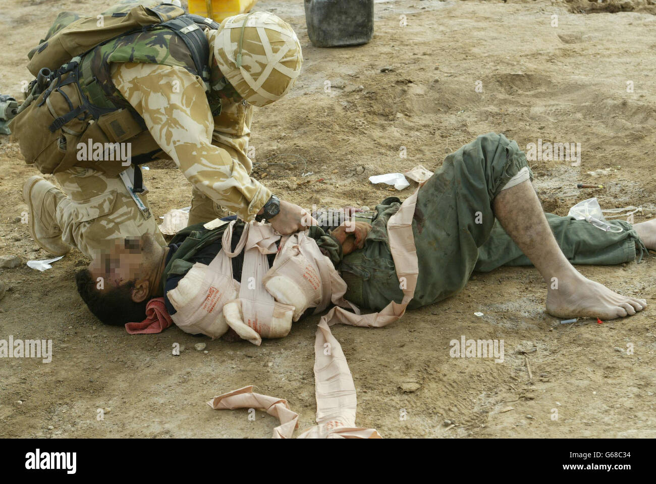 Les médecins du 40 Commando, Royal Marines traitent un irakien blessé après avoir pris la péninsule d'Alfaw. Banque D'Images