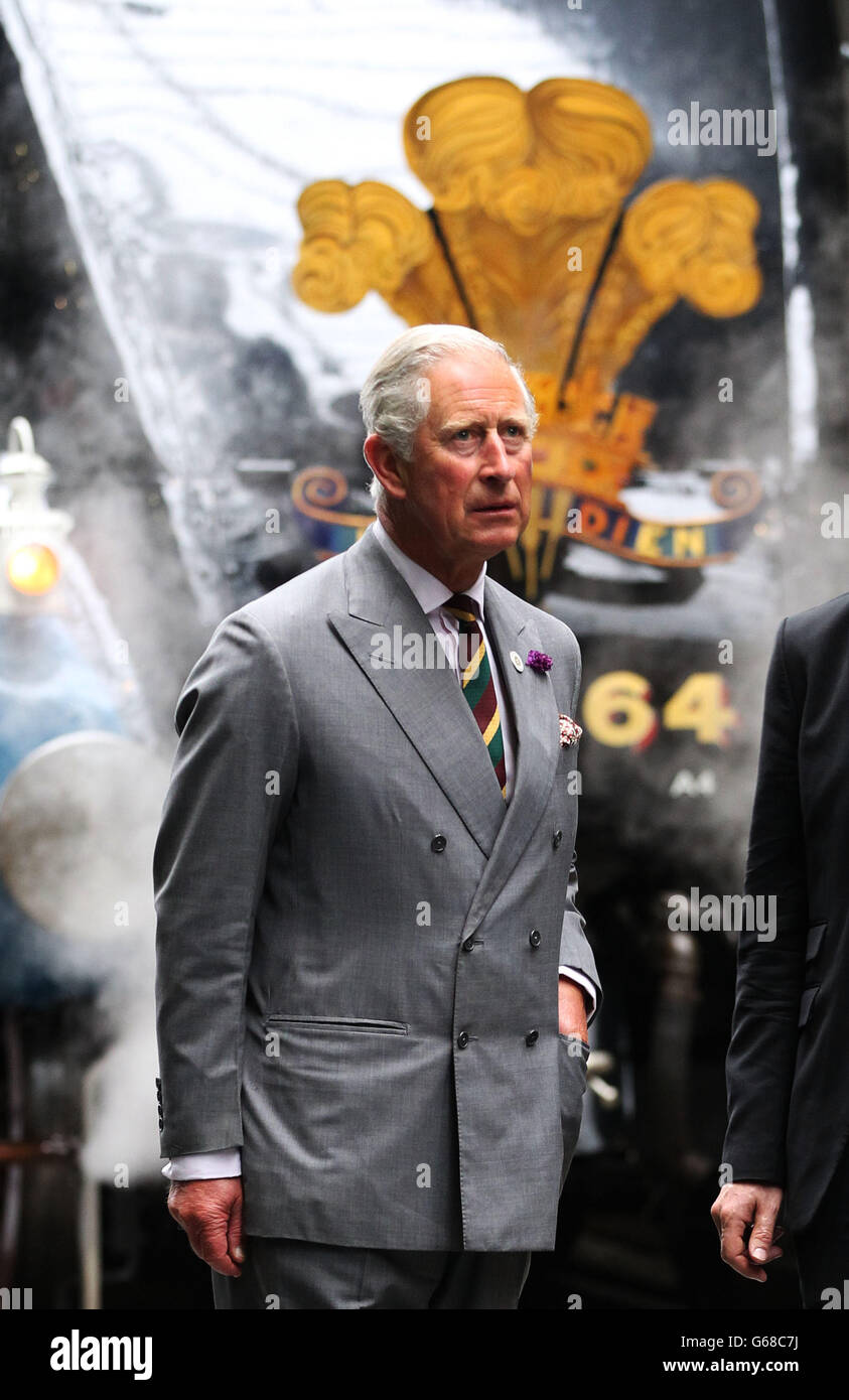 Le Prince de Galles lors d'une visite au Musée national des chemins de fer de York, pour marquer le 75e anniversaire de la locomotive Mallard. Banque D'Images