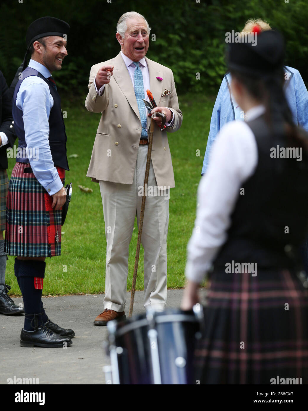 Le Prince de Galles, connu sous le nom de duc de Rothesay tandis qu'en Ecosse, avec Alisdair McLaren lors de sa visite à la National Piping Centre au Dumfries House Estate en Cumnock tel qu'il est titulaire d'un 'Venez et essayez d' atelier. Banque D'Images