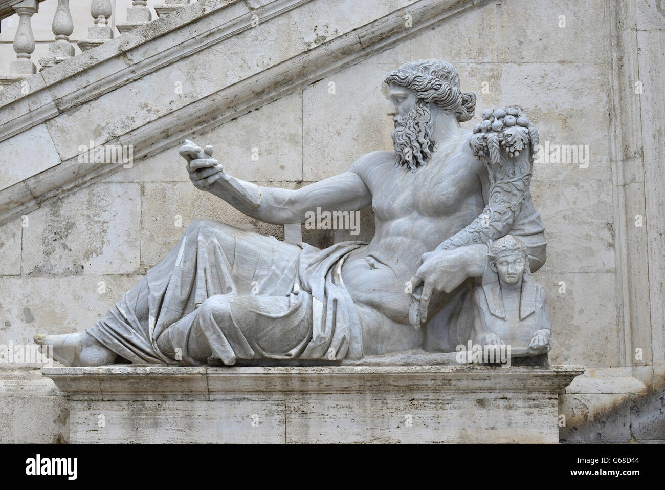 Statue de marbre ancien Nil déité avec Sphinx, à partir de la colline du Capitole Square, dans le centre de Rome Banque D'Images