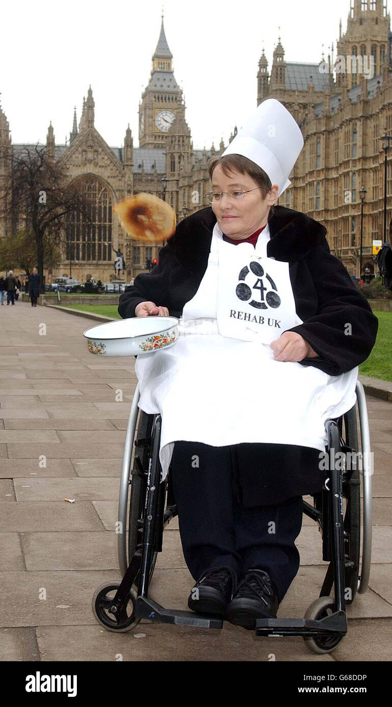 Anne Begg, députée d'Aberdeen-Sud, se met en pratique à la dernière minute avant le début de la course parlementaire pour la pancake au nom de l'organisme de bienfaisance Rehab UK, au Parlement de Londres. *..la course va voir la Chambre des communes se battre avec la Chambre des Lords pour célébrer Shrove mardi. Banque D'Images