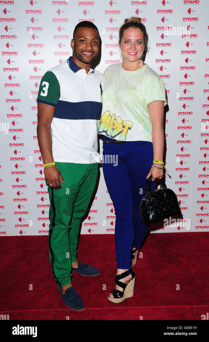 Jonathan 'JB' Gill de JLS et sa petite amie Chloe Tangney arrivent à la fête de lancement de Dynamo: Magicien Impossible Series 3, qui commence le jeudi 11 juillet à 21h00 sur Watch, tenue à Pulse à Londres. Banque D'Images