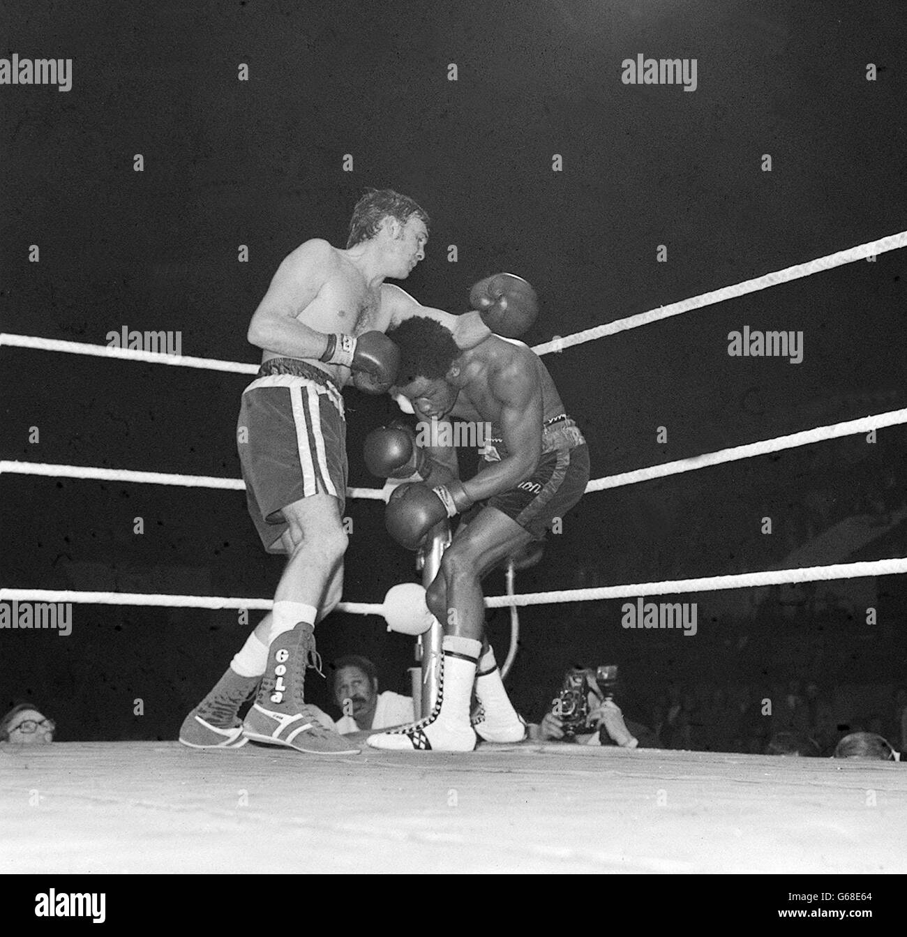 Le challenger américain Hedgemon Lewis trébuche sur les cordes pendant la ronde dix et la victoire est proche de John H Stracey alors qu'il unealshes une vague de coups de poing pendant la première défense de son titre de poids-lourd mondial chez Wembley. L'arbitre Harry Gibbs est intervenu pour mettre fin au concours à mi-chemin dans le tour dix, alors que Leis était vacillante et impuissante sur les cordes. Banque D'Images