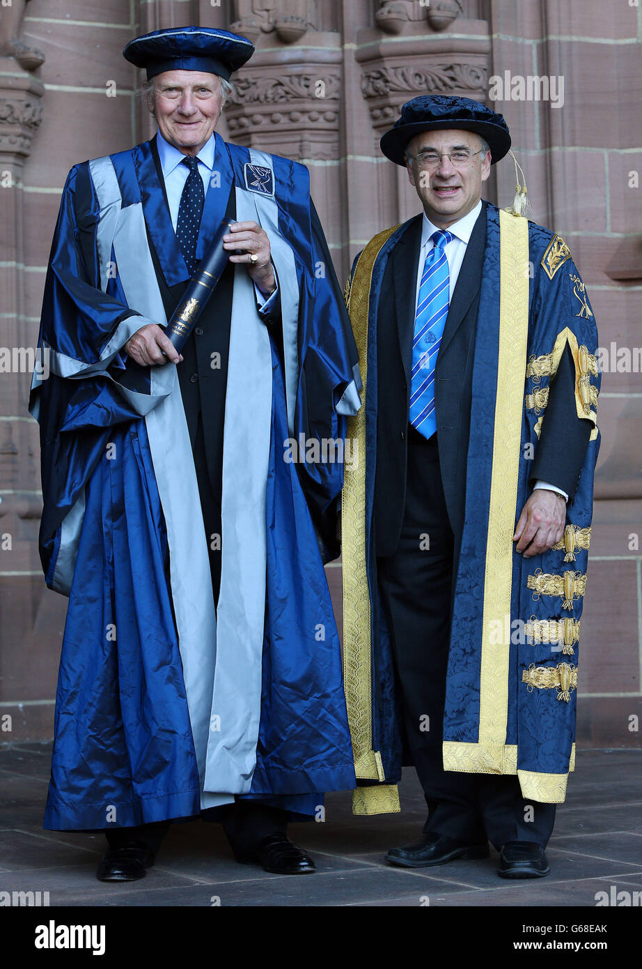 Lord Heseltine reçoit sa bourse d'honneur de Sir Brian Leveson (à droite), chancelier de l'Université John Moores de Liverpool, en reconnaissance de sa contribution exceptionnelle à la régénération de la ville. Banque D'Images