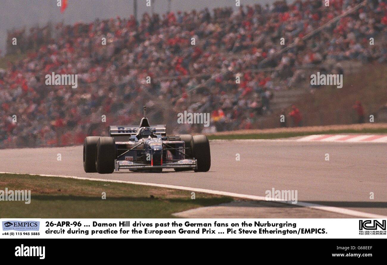 26-AVR-96 ... Damon Hill passe devant les fans allemands sur le circuit de Nurburgring pendant la pratique du Grand Prix d'Europe Banque D'Images