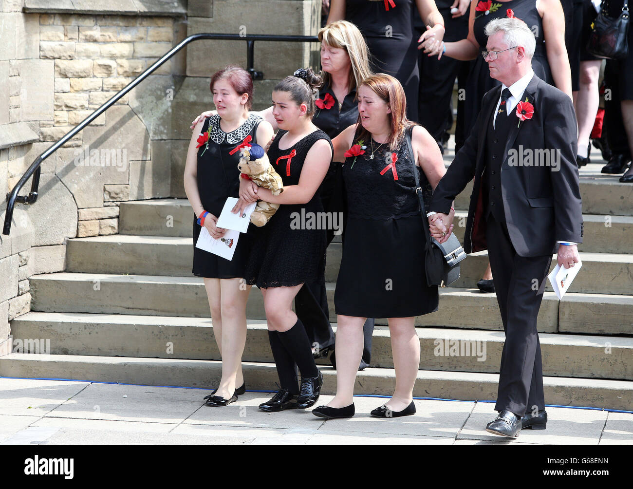 Lyn et Ian Rigby (à droite), la mère et le beau-père de Fusilier Lee Rigby assassiné, quittent l'église de la paroisse de Bury dans le Grand Manchester, après son service funéraire. Banque D'Images