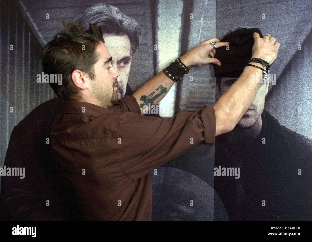 L'acteur irlandais Colin Farrell met son chapeau sur une image de lui-même alors qu'il arrive à la première européenne de son nouveau film la recrue au Savoy Cinema à Dublin, en République d'Irlande. Banque D'Images