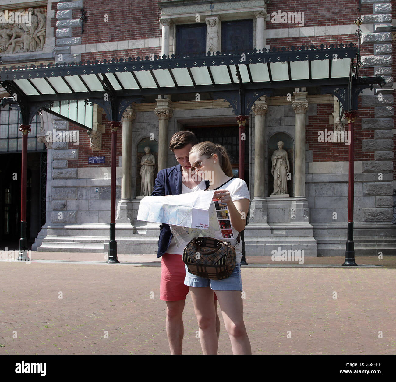 Les touristes à Amsterdam en face du Rijksmuseum Banque D'Images